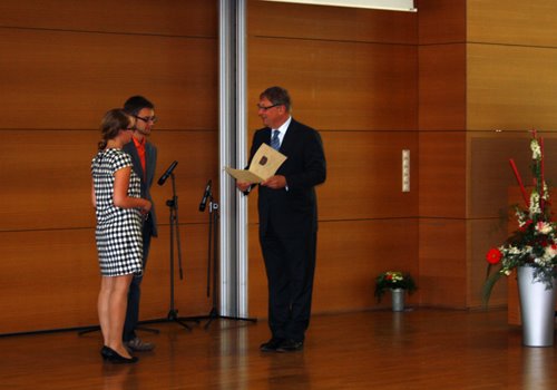 Die Chefredaktion nimmt die Auszeichnung durch Staatssekretär Prof. Dr. med. Deufel entgegen.