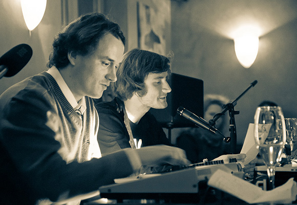 Maik (rechts) zusammen mit Martin Hünniger auf ihrer Lesetour „Dialoge“ (Foto: André Helbig)