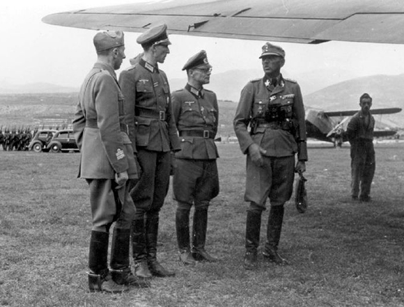 Waldheim (zweiter von links) 1943 in Wehrmachtsuniform (Foto: Wikimedia Commons / World Jewish Congress)