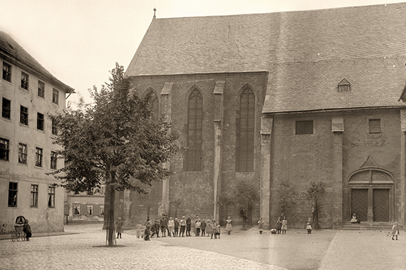 Kinder auf dem Jenaer Nonnenplan vor der Kollegienkirche (Aufnahme von Otto Haack, Jena 1907)