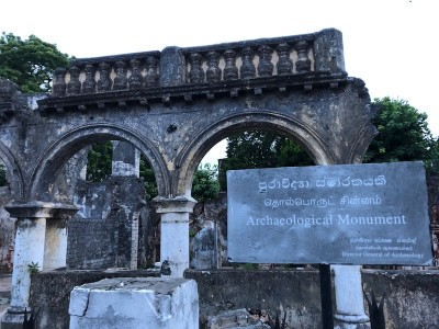 Die zerstörte Bibliothek in Jaffna ist in zwei Wörtern als "archäologische Stätte" ausgewiesen. Es gibt keine Kontextualisierung.